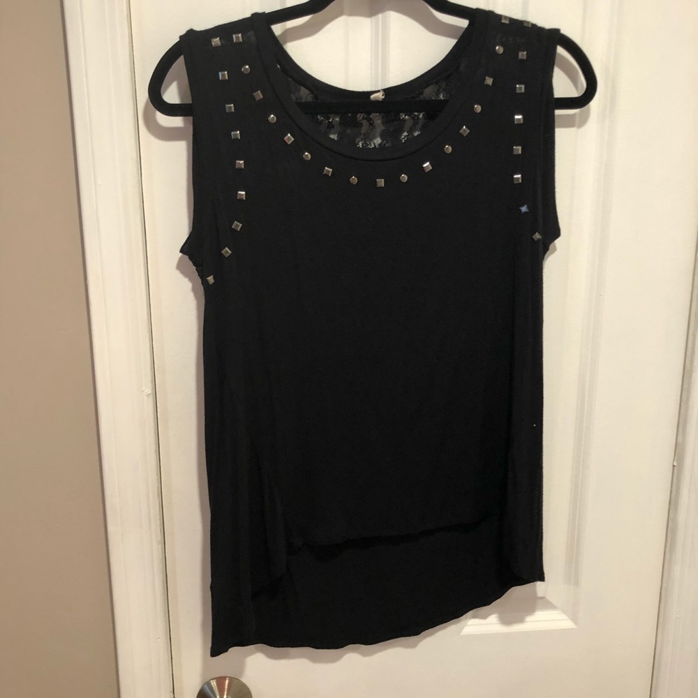 Lovely 153 top, no size looks M